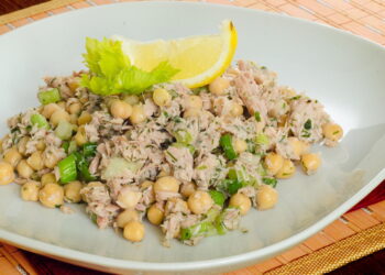 Salada de grão de bico e atum