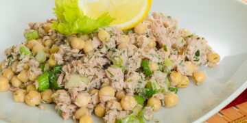 Salada de grão de bico e atum