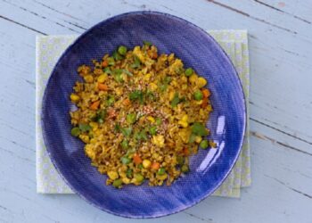 Arroz frito com atum e legumes