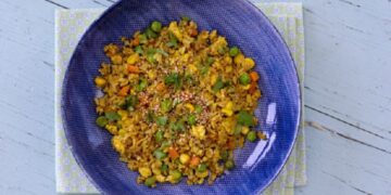 Arroz frito com atum e legumes