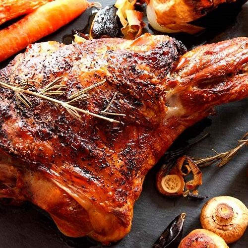 Pernil assado no forno com laranja e tomilho