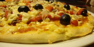 Pizza Com Pimento, Presunto e Oregãos