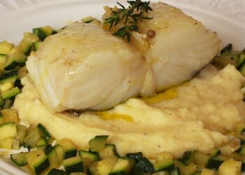 Bacalhau confitado com puré de batata e curgete salteada