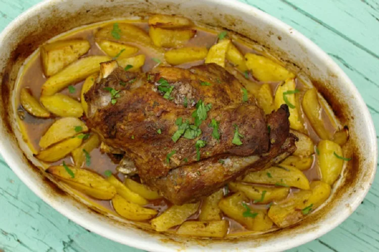 Perna de borrego assada no forno com batatas