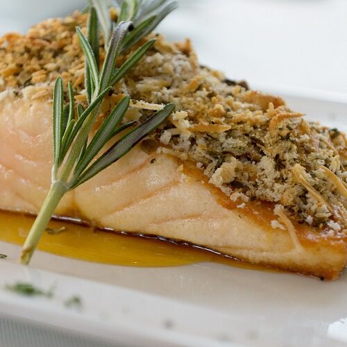 Salmão Assado com crosta de Mostarda e Salsa Salmão Assado com crosta de Mostarda e Salsa