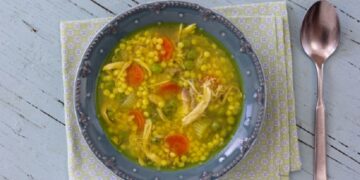 Sopa de Galinha com Massa e Ervilhas