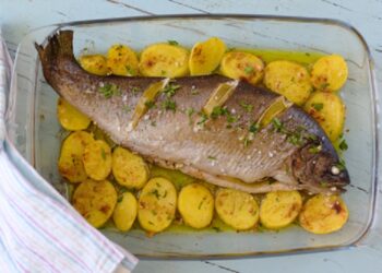 Truta assada no forno com batatas