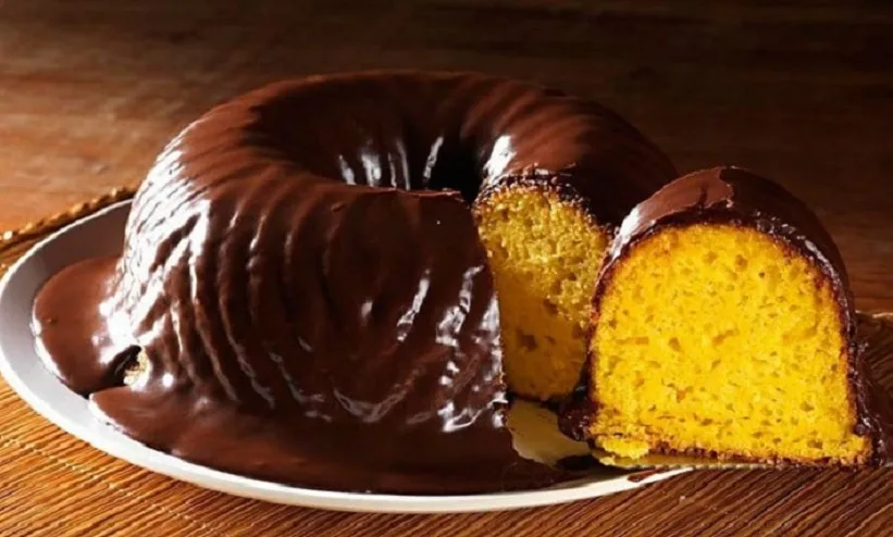 Bolo de cenoura com cobertura de chocolate