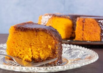 Bolo de Cenoura e Laranja com cobertura de Chocolate