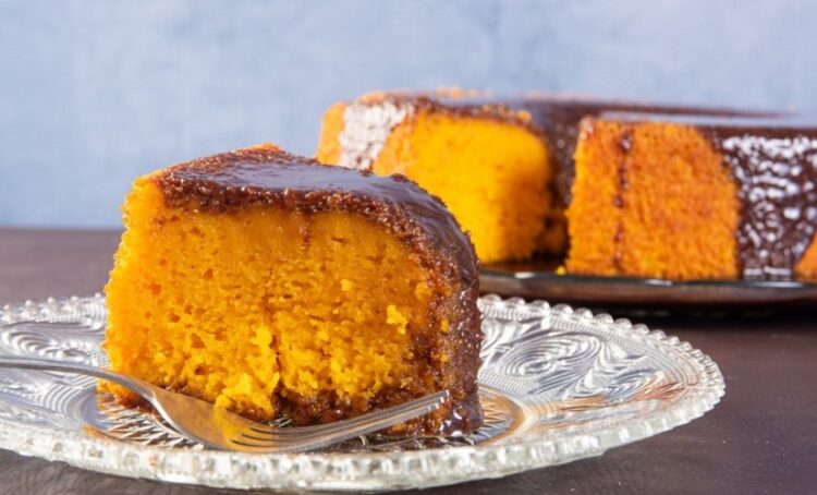 Bolo de Cenoura e Laranja com cobertura de Chocolate