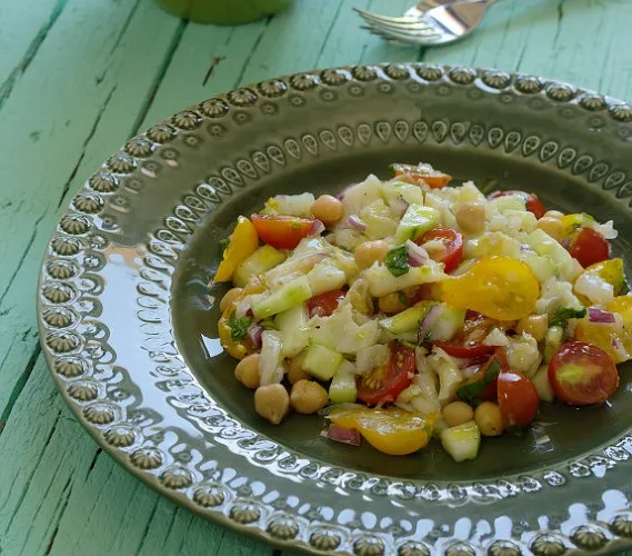 Salada de Bacalhau com Tomate e Grão