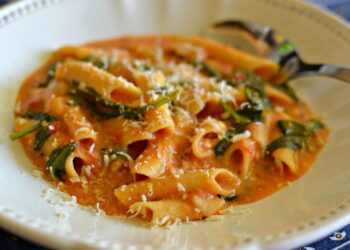 Penne com Molho de Tomate e Espinafres