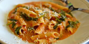 Penne com Molho de Tomate e Espinafres