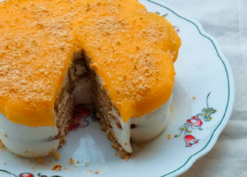 Bolo de Bolacha com Doce de Ovos