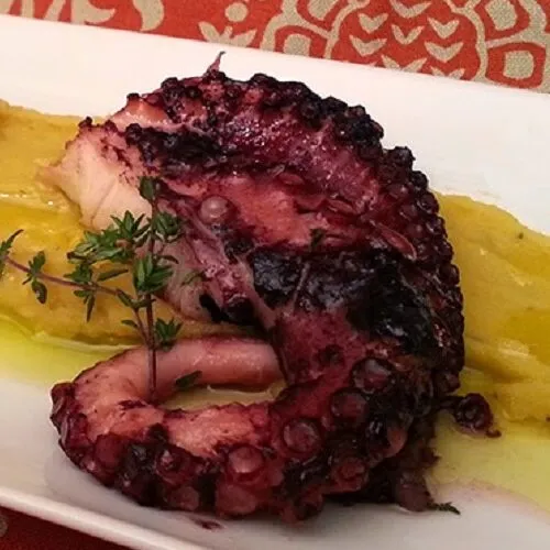 Polvo Assado com Puré de Batata-Doce Polvo Assado com Puré de Batata-Doce