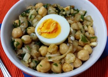 Salada de Grão de Bico e Bacalhau