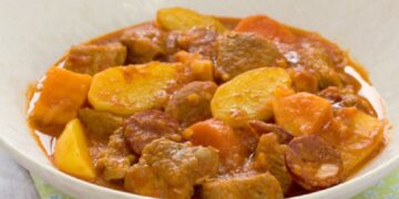 Carne de Porco Guisada com Chouriço e Batatas