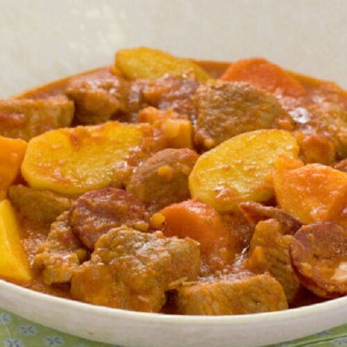 Carne de Porco Guisada com Chouriço e Batatas