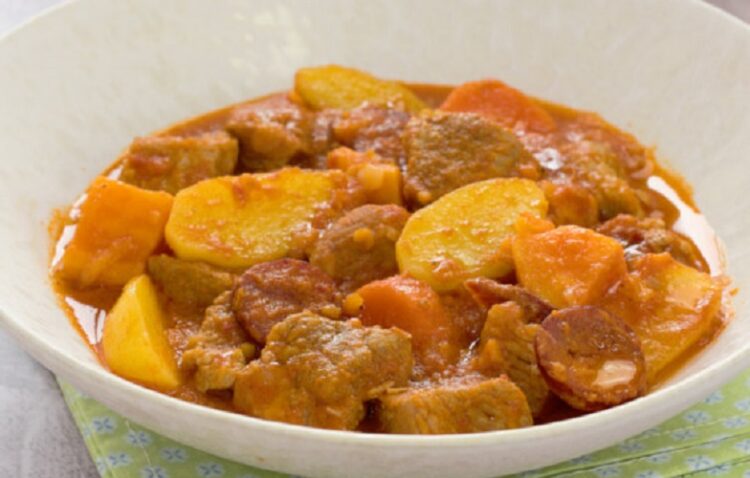 Carne de Porco Guisada com Chouriço e Batatas