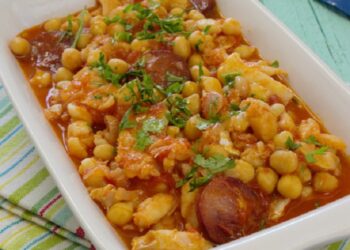 Bacalhau Guisado com Grão e Tomate