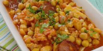 Bacalhau Guisado com Grão e Tomate