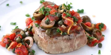 Bife de Atum com Tomate e Azeitonas