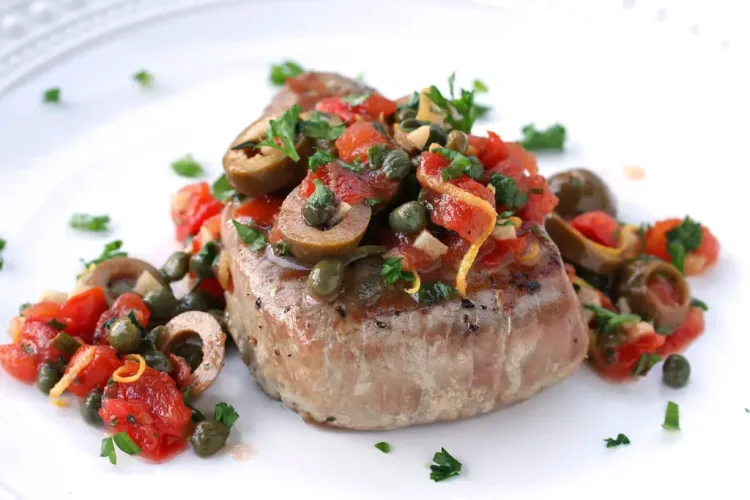 Bife de Atum com Tomate e Azeitonas