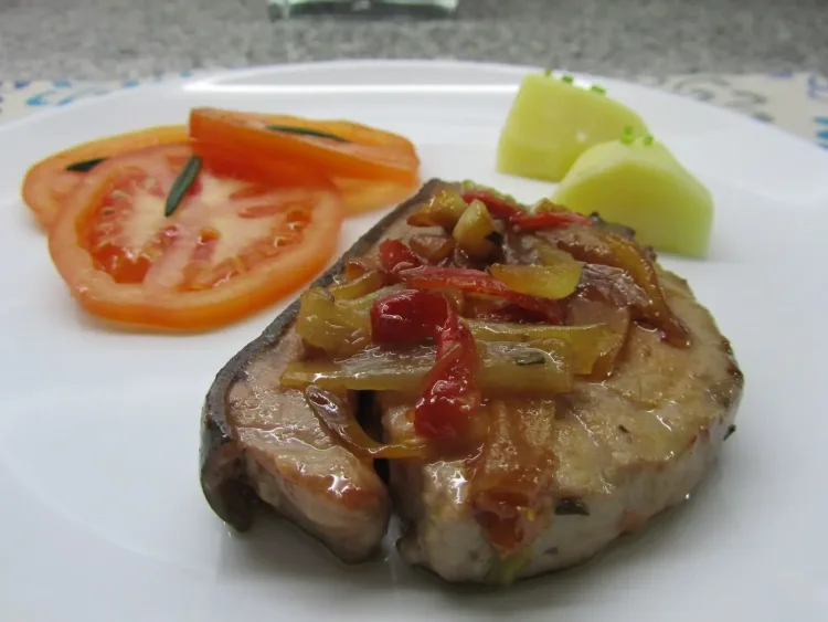 Bife de Atum com Tomate e Pimentos