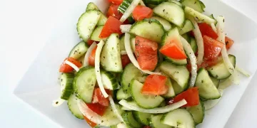 Salada de tomate e pepino tradicional