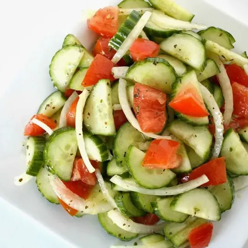 Salada de tomate e pepino tradicional