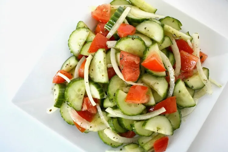 Salada de tomate e pepino tradicional