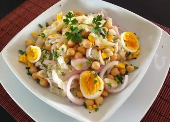 Salada de grão de bico com bacalhau e ovo