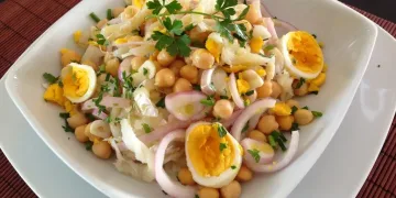 Salada de grão de bico com bacalhau e ovo