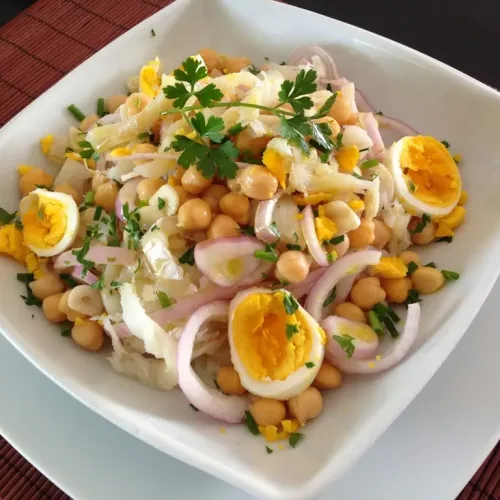 Salada de grão de bico com bacalhau e ovo