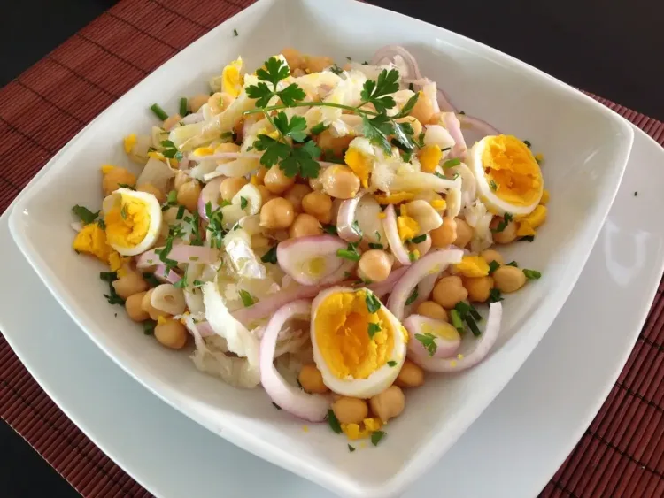 Salada de grão de bico com bacalhau e ovo