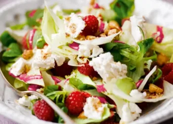 Salada de queijo de cabra com framboesa