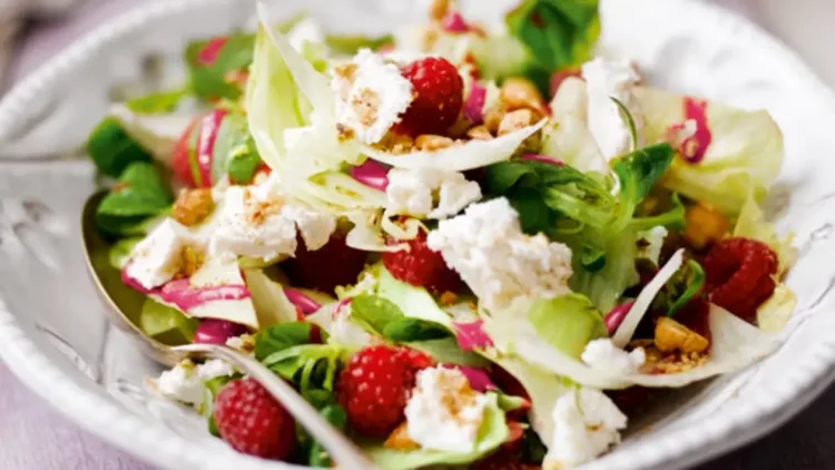 Salada de queijo de cabra com framboesa