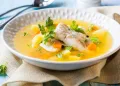 Sopa de bacalhau com grão e hortelã