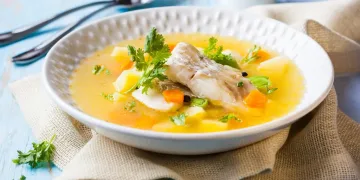 Sopa de bacalhau com grão e hortelã