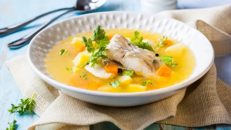 Sopa de bacalhau com grão e hortelã